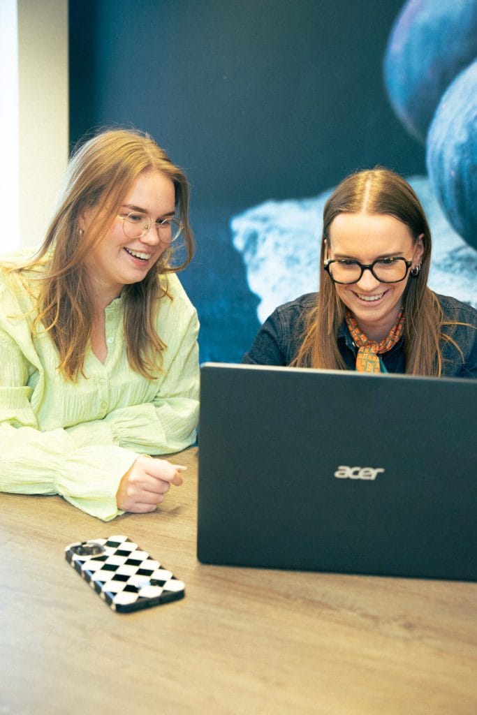 kelly en maureen in overleg